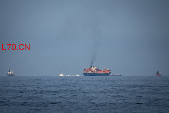 周三，油轮与货轮在霍尔木兹海峡排成长队。这条连接波斯湾与全球的航道自冲突爆发以来已基本关闭。