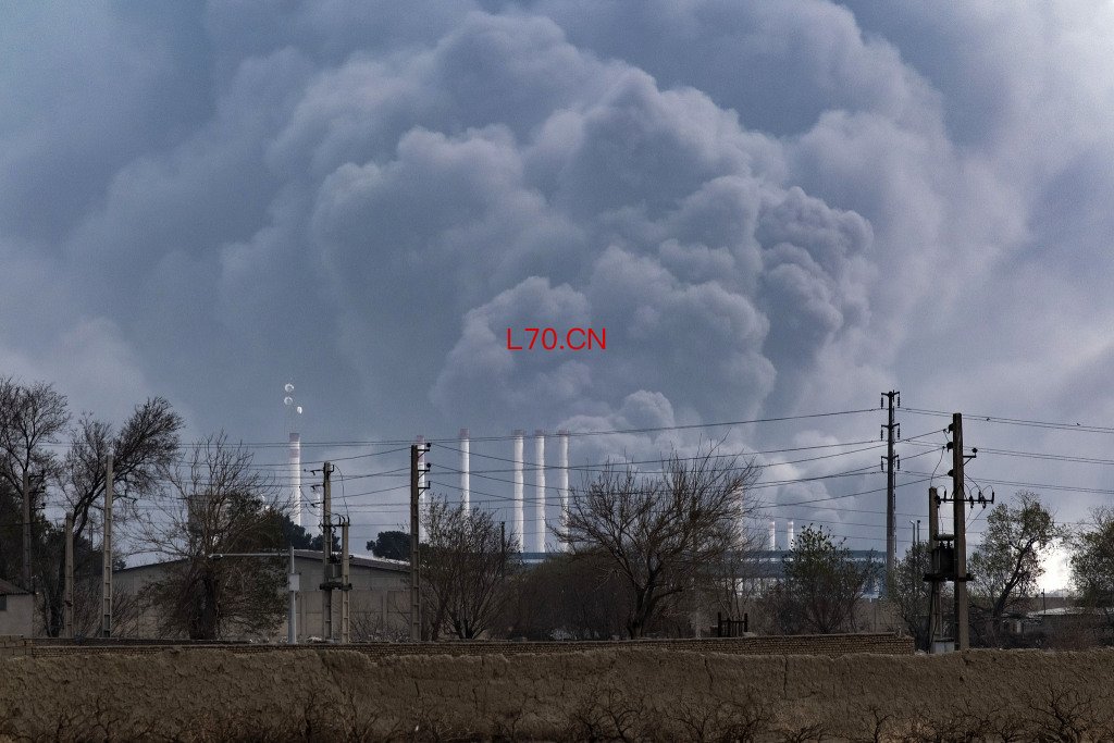 当地时间2026年3月9日，伊朗德黑兰，遭袭击的石油储存设施释放大量油烟。视觉中国 图