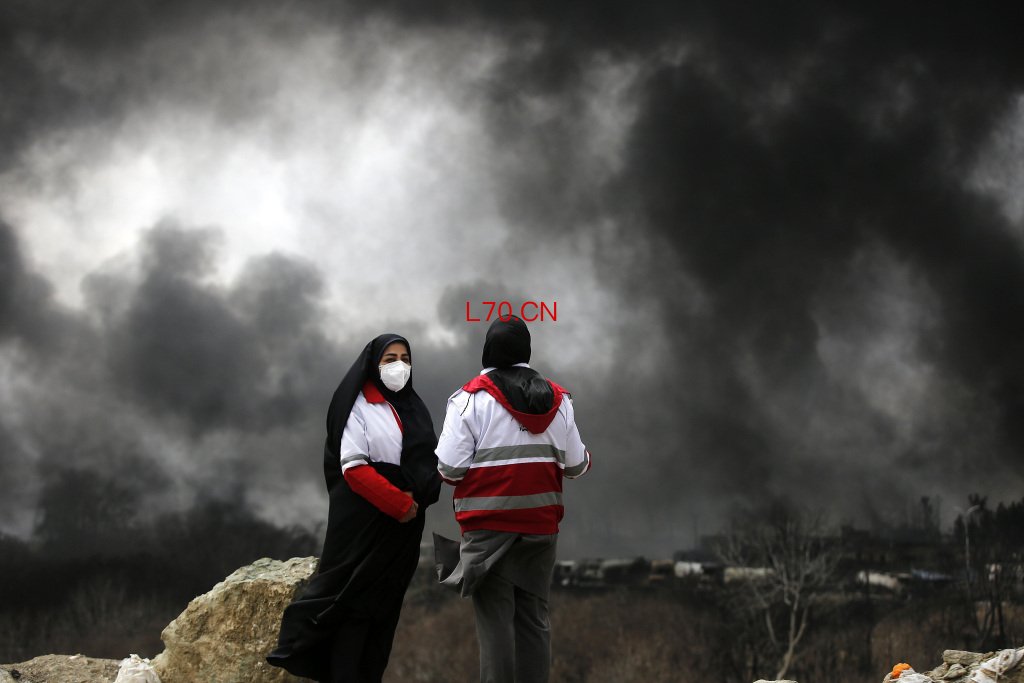 当地时间2026年3月8日，伊朗德黑兰，美国和以色列袭击部分储油设施（包括谢赫兰油库）后发生火灾，黑烟升起。视觉中国 图