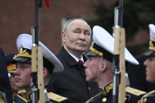 74岁普京现身阅兵仪式，面容憔悴引发健康担忧，俄乌冲突消耗身心