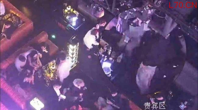 借酒吧搭讪“蹲点寻宝” 男子被抓获