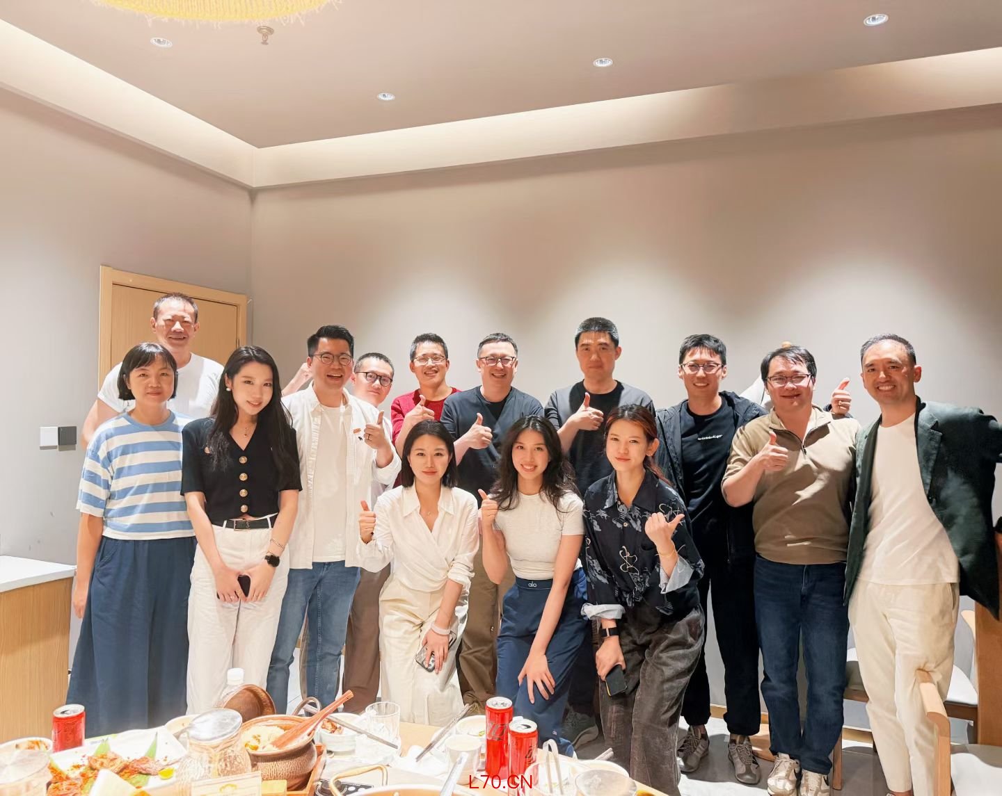 （车展聚会留影，图源：贾鹏朋友圈）